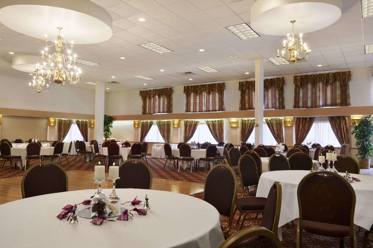 Ramada By Wyndham Cortland Hotel & Conference Center 外观 照片