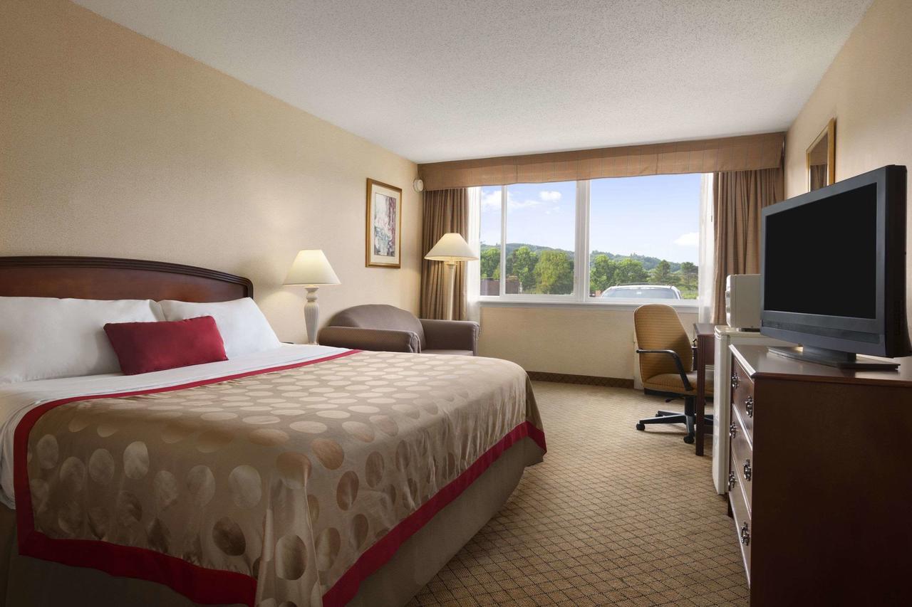 Ramada By Wyndham Cortland Hotel & Conference Center 外观 照片