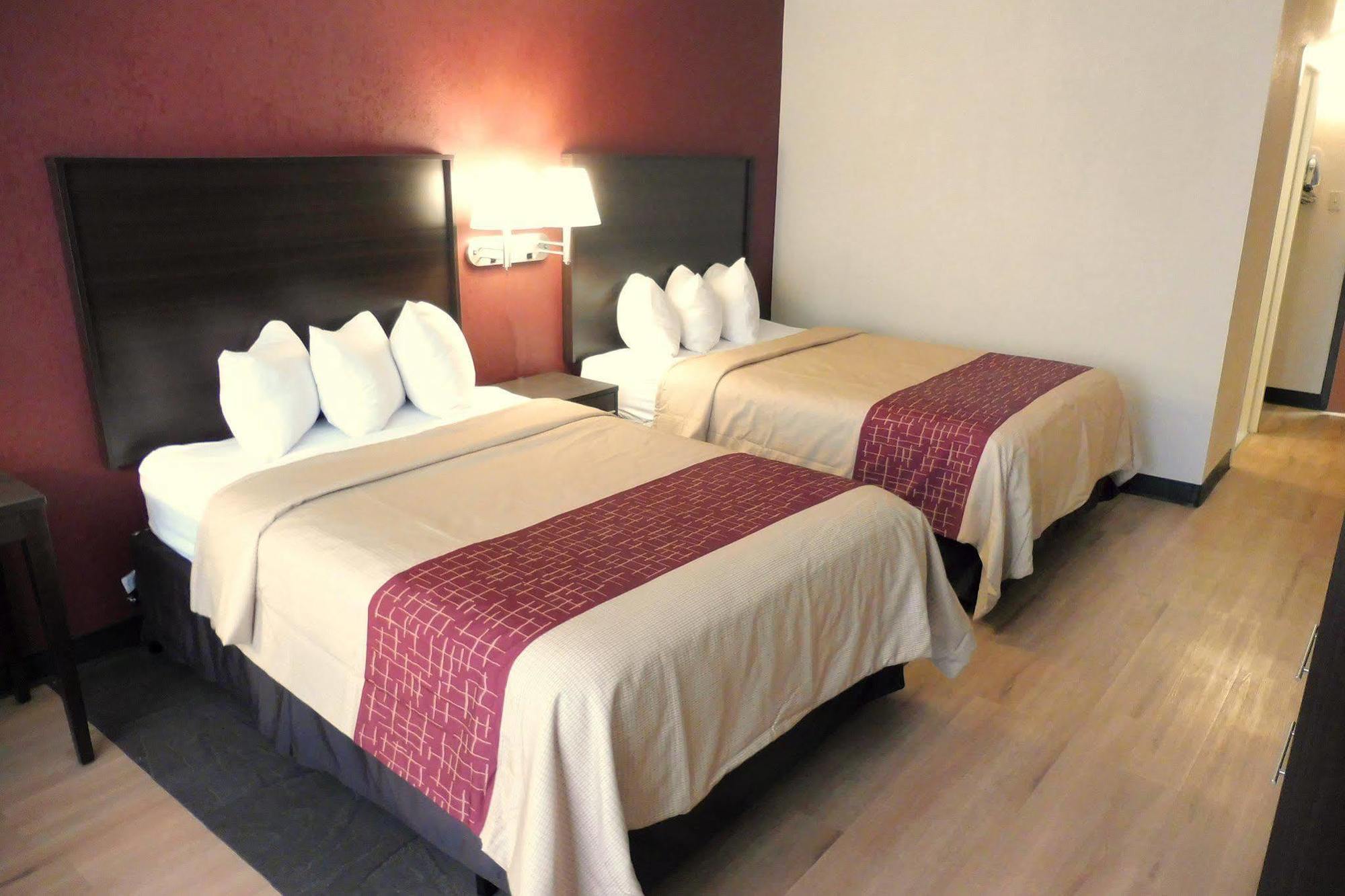 Ramada By Wyndham Cortland Hotel & Conference Center 外观 照片